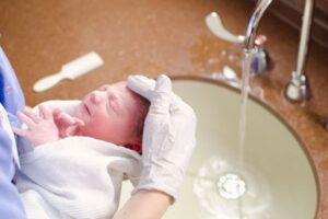 Newborn Sponge Bath: How to Bathe Baby Before the Cord Falls Off