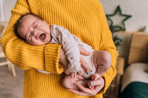 how to soothe a crying newborn