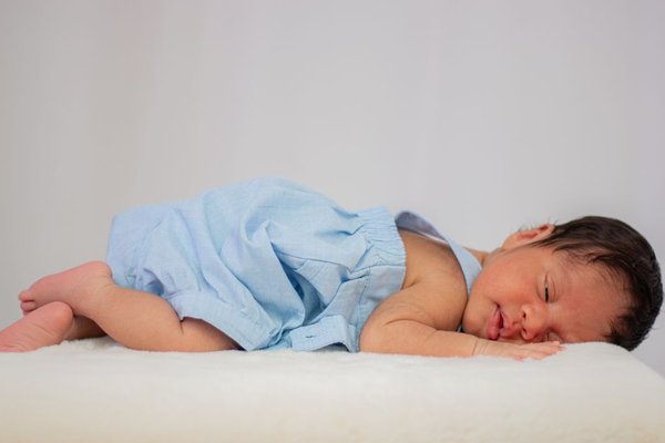 safe newborn photo posing tips